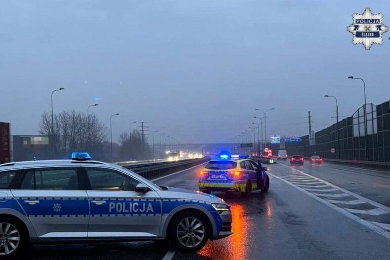 Zablokowana autostrada A4 w Gliwicach. Z samochodu ciężarowego na jezdnie spadła ładunek. Są utrudnienia na jezdni w kierunku Katowic