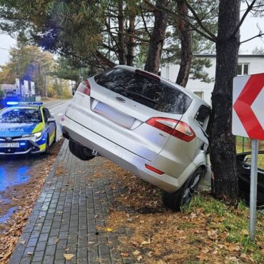 Samochód wezwał pomoc po uderzeniu w drzewo. Tak działa nowoczesny system eCall. Do zdarzenia doszło w Żorach. Gdy na miejsce przyjechały służby okazało się, że kierowca forda był pijany.