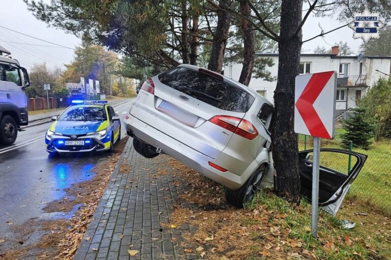 Samochód wezwał pomoc po uderzeniu w drzewo. Tak działa nowoczesny system eCall. Do zdarzenia doszło w Żorach. Gdy na miejsce przyjechały służby okazało się, że kierowca forda był pijany.