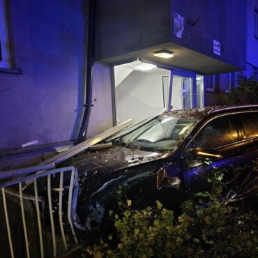 Passat z pijanym kierowcą za kierownicą wbił się w blok mieszkalny. KMP Gliwice