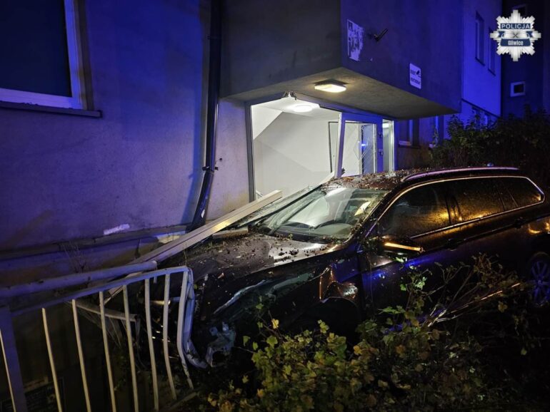 Passat z pijanym kierowcą za kierownicą wbił się w blok mieszkalny. KMP Gliwice