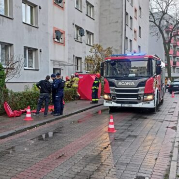 Pożar w Knurowie. Z mieszkania wyniesiono mężczyznę bez oznak życia Foto: KM PSP Gliwice.