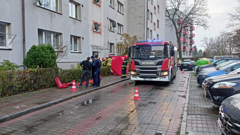 Pożar w Knurowie. Z mieszkania wyniesiono mężczyznę bez oznak życia Foto: KM PSP Gliwice.