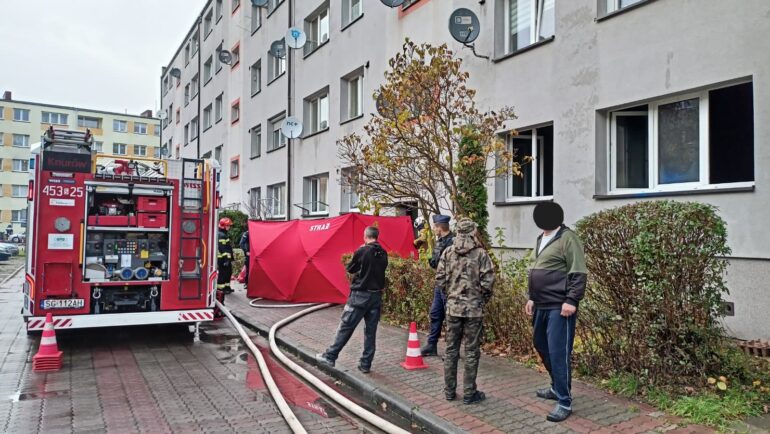 Pożar w Knurowie. Z mieszkania wyniesiono mężczyznę bez oznak życia Foto: KM PSP Gliwice. 