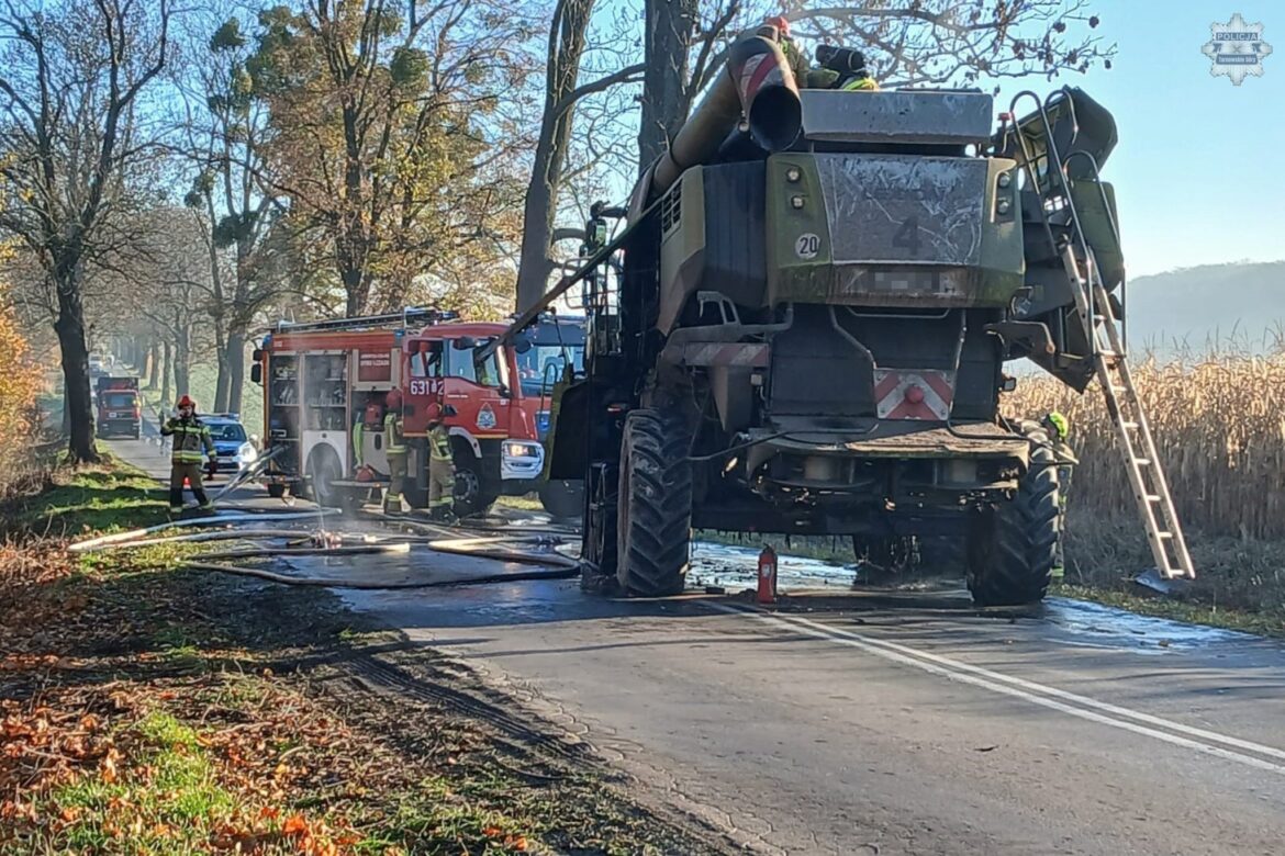 Pożar kombajnu pod Tarnowskimi Górami. Rolnicza maszyna stanęła w płomieniach na drodze. Fot. KPP Tarnowskie Góry