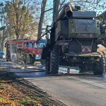 Pożar kombajnu pod Tarnowskimi Górami. Rolnicza maszyna stanęła w płomieniach na drodze. Fot. KPP Tarnowskie Góry
