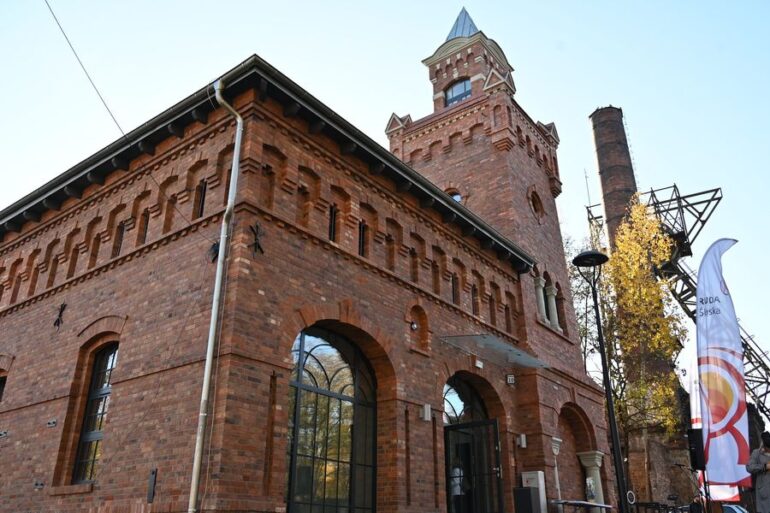 Nowe mieszkania w dawnej remizie. To inwestycja zakończona w Rudzie Śląskiej. W budynku dawnego szybu Franciszek w Rudzie Śląskiej powstało 7 mieszkań. Dziś przekazano klucze najemcom.