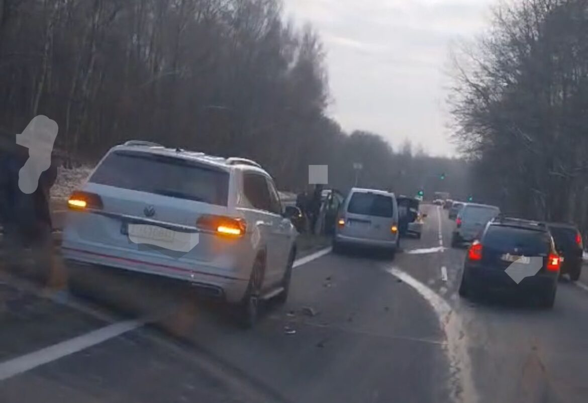 27.11.2025. Wypadek na Dk 86 w Katowicach. Tworzy się korek na Tychy (fot. www.112.tychy.pl)