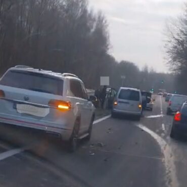 27.11.2025. Wypadek na Dk 86 w Katowicach. Tworzy się korek na Tychy (fot. www.112.tychy.pl)