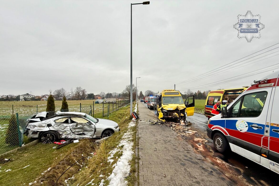 Policjanci ustalają przyczyny groźnego zdarzenia na ul. 3 Maja w Mysłowicach. Osobowe BMW wjechało w autobus. Sprawca wypadku trafił do szpitala.