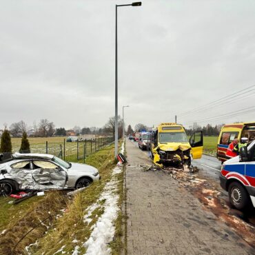 Policjanci ustalają przyczyny groźnego zdarzenia na ul. 3 Maja w Mysłowicach. Osobowe BMW wjechało w autobus. Sprawca wypadku trafił do szpitala.