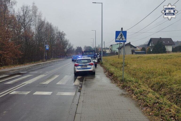 Funkcjonariusze drogówki z Mysłowic ustalają okoliczności groźnego zdarzenia na ul. 3 Maja. 8-letnie dziecko potrącone na pasach, na szczęście nie doznało żadnych obrażeń. 
