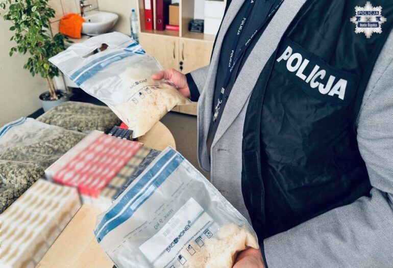 Narkotyki za 550 tys. zł, a do tego papierosy bez akcyzy przechwycili śląscy policjanci. W tej sprawie zatrzymano trzech mężczyzn.