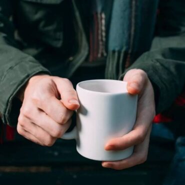 Noclegownia w Tychach - to placówka, która działa przy ul. Mikołowskiej 122 i funkcjonuje w strukturach MOPS. Dysponuje 50 miejscami noclegowymi i działa całodobowo przez cały rok. Pobyt jest bezpłatny i nie wymaga decyzji administracyjnej.