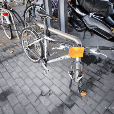 Tychy: MZUiM apeluje o usunięcie zalegających rowerów na parkingach wielopoziomowych przy PKP i lodowisku. Termin mija 13 listopada 2025.