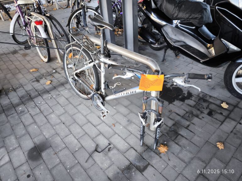 Tychy: MZUiM apeluje o usunięcie zalegających rowerów na parkingach wielopoziomowych przy PKP i lodowisku. Termin mija 13 listopada 2025.