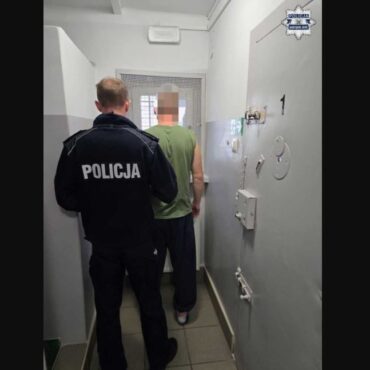 Kompletnie pijany kierowca wjechał w radiowóz. Do zdarzenia doszło w Jastrzębiu-Zdroju. 40-latek w wydychanym powietrzu miał ponad 2 promile alkoholu. W dodatku miał też  na koncie dwa dożywotnie zakazy prowadzenia pojazdów.