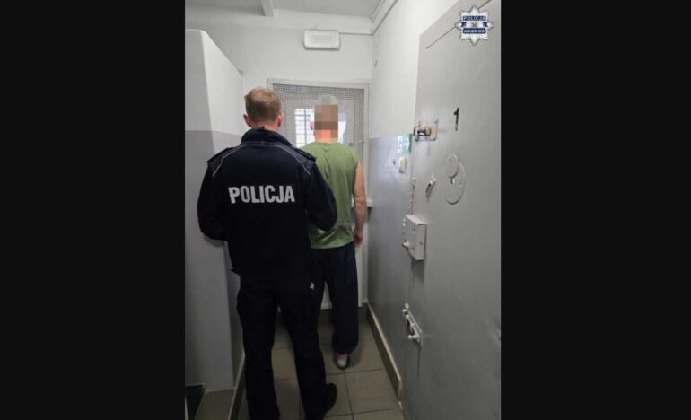 Kompletnie pijany kierowca wjechał w radiowóz. Do zdarzenia doszło w Jastrzębiu-Zdroju. 40-latek w wydychanym powietrzu miał ponad 2 promile alkoholu. W dodatku miał też  na koncie dwa dożywotnie zakazy prowadzenia pojazdów.