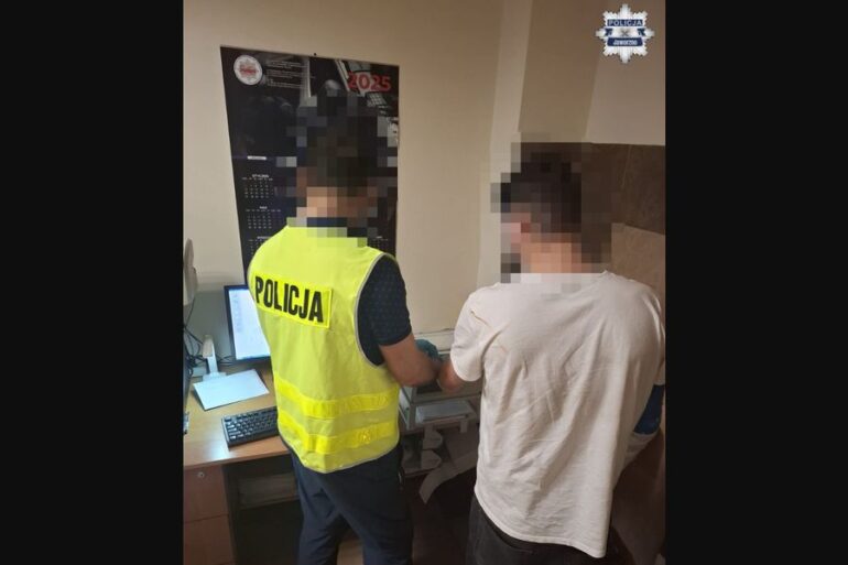 Fekalia na paczkomacie i drzwiach sklepu. Do tego szereg zniszczeń - m.in elewacji czy instalacji fotowoltaicznej. Wszystko to było sprawką wandala w Jaworznie. Straty wciąż są liczone - na razie to ponad 50 tys. zł.