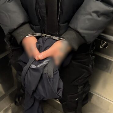 Policjanci zatrzymali kolejne osiem osób, podejrzanych o udział w wielomilionowym przekręcie. Przestępcy pozorowali kolizje i wyłudzali odszkodowania komunikacyjnych. Śledztwo w tej sprawie trwa już 2 lata. Łącznie w tym wątku zarzuty przedstawiono 40 podejrzanym. To m.in. organizatorzy całego procederu i tzw. kaskaderzy, którzy uczestniczyli w zaaranżowanych kolizjach.