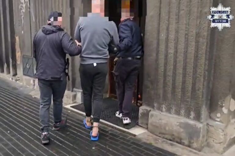 Nawet dożywocie grozi 33-letniemu mieszkańcowi Zabrza, który zaatakował mężczyznę śrubokrętem. do zdarzenia doszło w Bytomiu. Ofiara z licznymi ranami okolic głowy, szyi oraz pleców trafiła do szpitala.