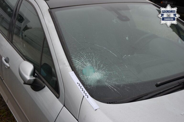 Zarzut potrójnego usiłowania zabójstwa dla kierowcy, który wjechał na chodnik  i celowo potrącił pieszych. Do zdarzenia doszło w Zawierciu. Dwie poszkodowane osoby trafiły do szpitala.