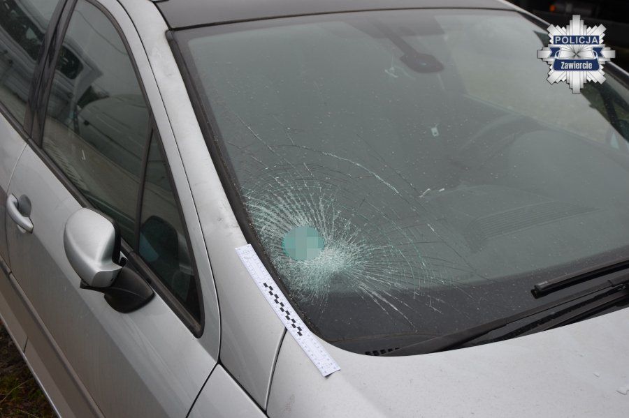 Zarzut potrójnego usiłowania zabójstwa dla kierowcy, który wjechał na chodnik  i celowo potrącił pieszych. Do zdarzenia doszło w Zawierciu. Dwie poszkodowane osoby trafiły do szpitala.