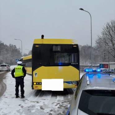 Białe drogi, sporo kolizji. Zima dotarła do woj. śląskiego. Fot, KMP Gliwice