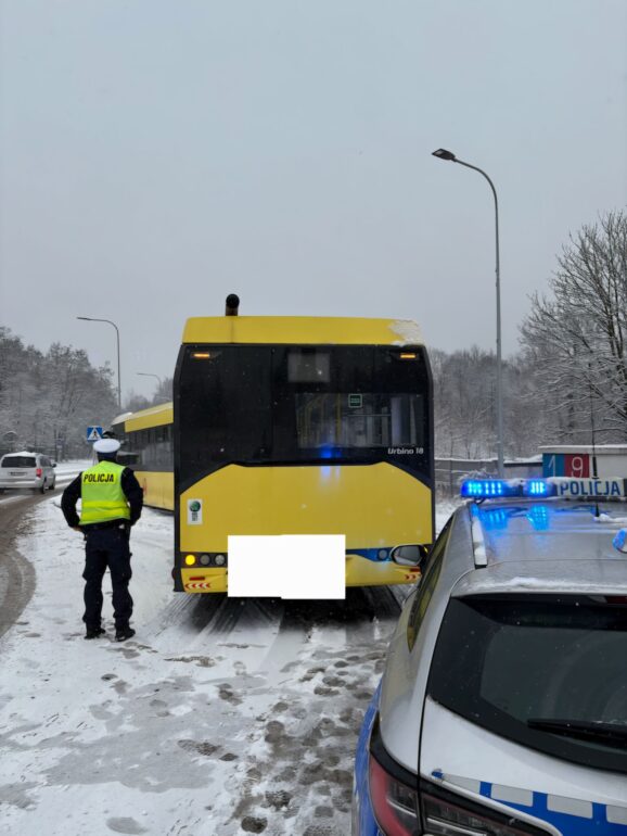 Białe drogi, sporo kolizji. Zima dotarła do woj. śląskiego. Fot, KMP Gliwice