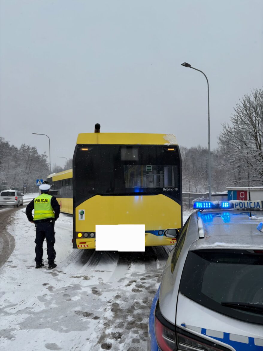 Białe drogi, sporo kolizji. Zima dotarła do woj. śląskiego. Fot, KMP Gliwice