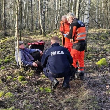 Dużo szczęścia miał 85-latek, który spędził niemal dobę w lesie w Mikołowie. Znalazła go biegaczka. Dzięki reakcji kobiety senior trafił pod opiekę lekarzy.
