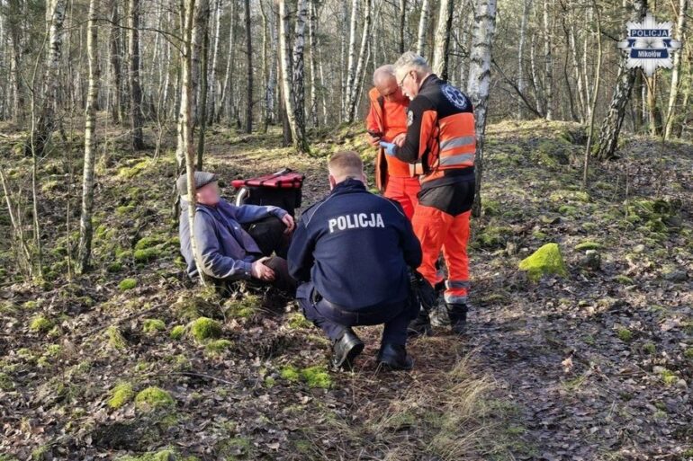 Dużo szczęścia miał 85-latek, który spędził niemal dobę w lesie w Mikołowie. Znalazła go biegaczka. Dzięki reakcji kobiety senior trafił pod opiekę lekarzy.
