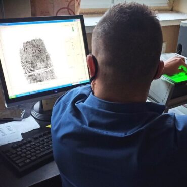 Jak połączyć poranny jogging i wandalizm? 31-letni mężczyzna regularnie trenował. Jednocześnie biegacz niszczył samochody zaparkowane na ulicach. Sprawą zajmowali się policjanci z Będzina.