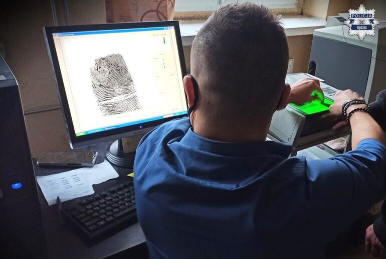 Jak połączyć poranny jogging i wandalizm? 31-letni mężczyzna regularnie trenował. Jednocześnie biegacz niszczył samochody zaparkowane na ulicach. Sprawą zajmowali się policjanci z Będzina.