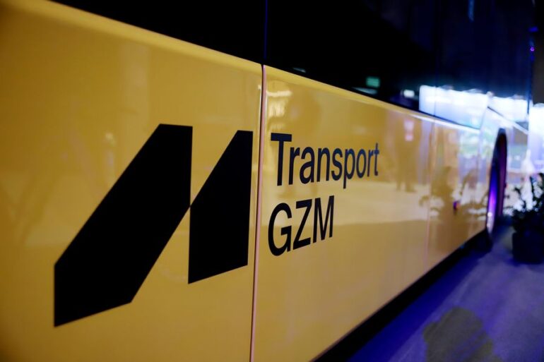 Zarząd Transportu Metropolitalnego ogłasza ważne zmiany dla pasażerów ZTM. Od nowego roku kierowcy i motorniczowie nie będą już prowadzili sprzedaży biletów. Podróżni będą mogli korzystać z innych, bardziej ekologicznych, nowoczesnych i tańszych kanałów sprzedaży.