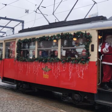 W województwie śląskim magia świąt wkracza na tory! Historyczne Mikołajowe tramwaje przyciągają uwagę mieszkańców Górnośląsko-Zagłębiowskiej Metropolii, wprowadzając ich w wyjątkowy, grudniowy nastrój.