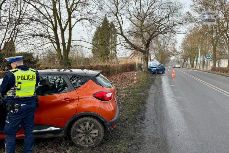 Policjanci ustalają okoliczności groźnego zdarzenia w Mysłowicach. Na ulicy Brzezińskiej wydarzył się wypadek podczas holowania. Jeden z pojazdów uderzył w drzewo.