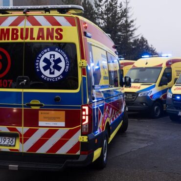 21 nowoczesnych ambulansów, wraz z wyposażeniem, zasiliło flotę Wojewódzkiego Pogotowia Ratunkowego. Nowe karetki trafią do 19 miast w całym województwie śląskim.