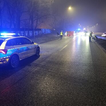 Do śmiertelnego wypadku doszło dziś wczesnym rankiem na DK94. Potrącenie pieszej w Sosnowcu zakończyło się tragicznie. Policjanci ustalają okoliczności zdarzenia i prosi o pomoc świadków.