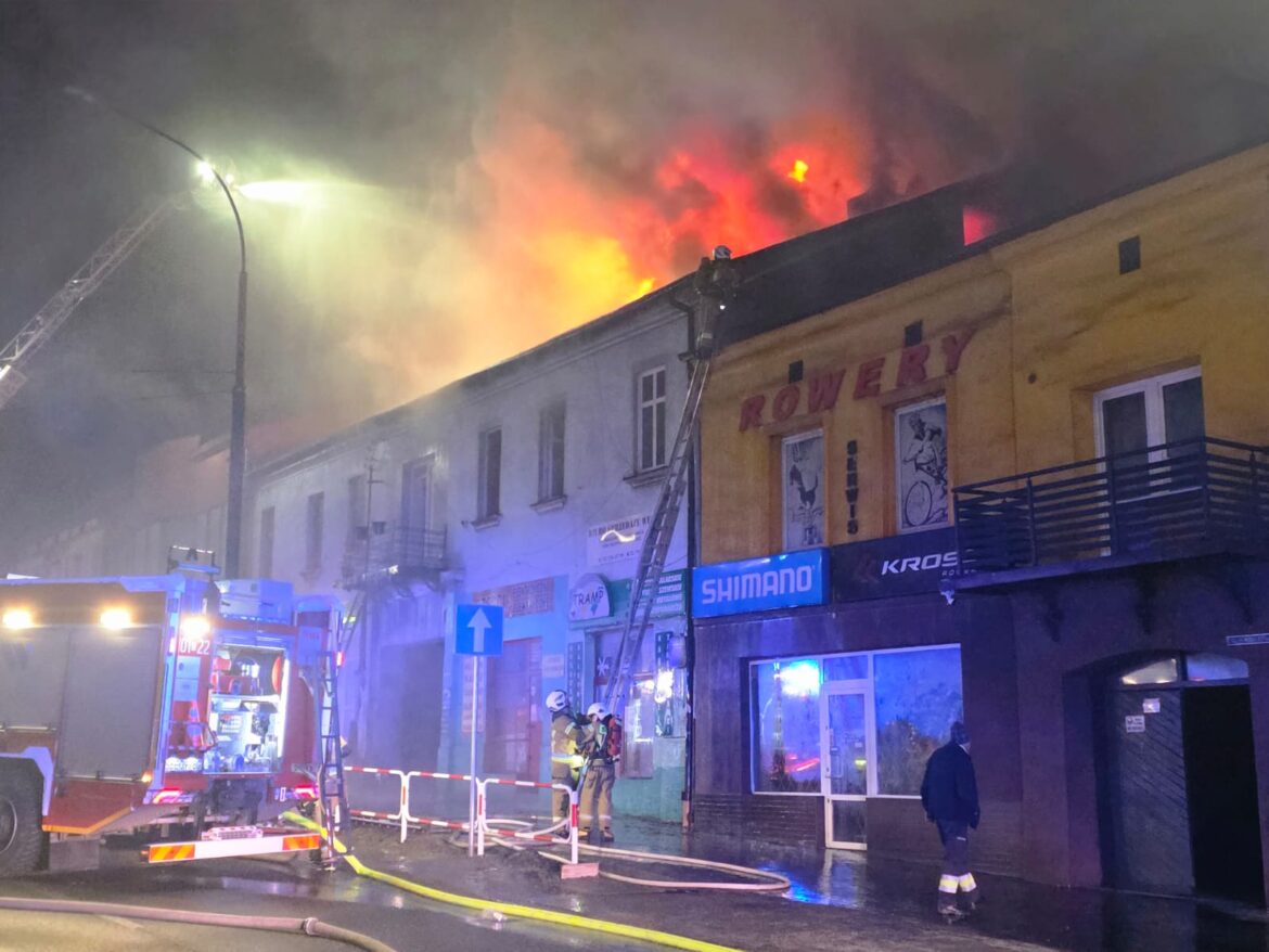 Kilkanaście zastępów straży pożarnej gasiło nocny pożar w Będzinie. Paliło się mieszkanie przy alei Hugona Kołłątaja. Jedna osoba została poszkodowana i trafiła do szpitala.