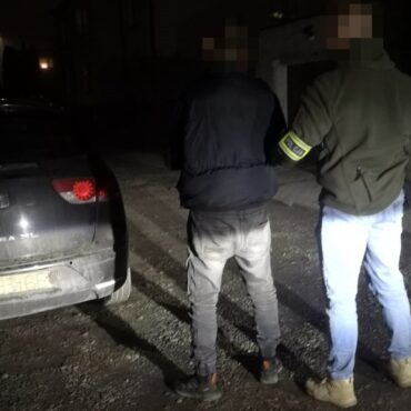 Do 5 lat więzienia grozi nieodpowiedzialnemu kierowcy, którego policjanci zatrzymali w rejonie Radzionkowa. Uwagę patrolu zwróciła tablica rejestracyjna pojazdu zrobiona z tektury. Jej oznaczenie było wypisane flamastrem.