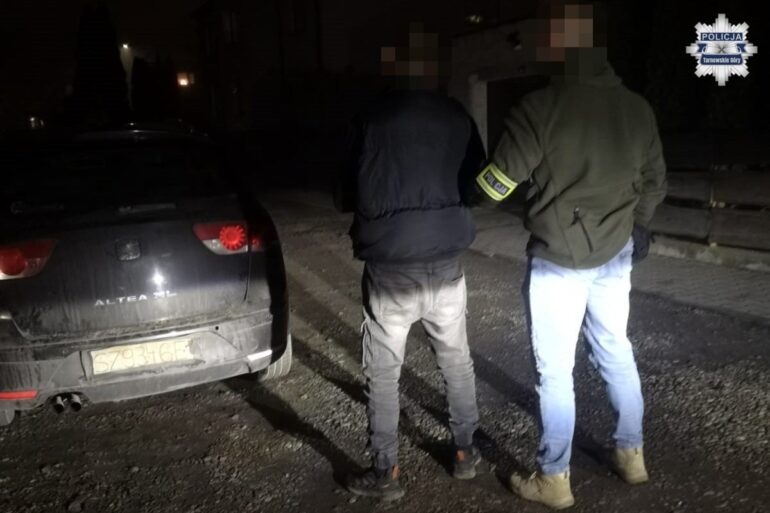 Do 5 lat więzienia grozi nieodpowiedzialnemu kierowcy, którego policjanci zatrzymali w rejonie Radzionkowa. Uwagę patrolu zwróciła tablica rejestracyjna pojazdu zrobiona z tektury. Jej oznaczenie było wypisane flamastrem.