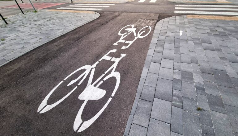 Rowerowe połączenie Tychów z Bieruniem powstanie wzdłuż ul. Oświęcimskiej. Nowa trasa rowerowa, skrzyżowania i zatoki autobusowe z unijnym wsparciem.