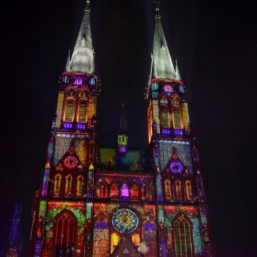 Rybnickie Betlejem – Śląsko Wilijo to wyjątkowe świąteczne widowisko teatralno-muzyczne w Bazylice św. Antoniego w Rybniku. Koncert, śląskie pastorałki i wspólne kolędowanie – wstęp wolny.