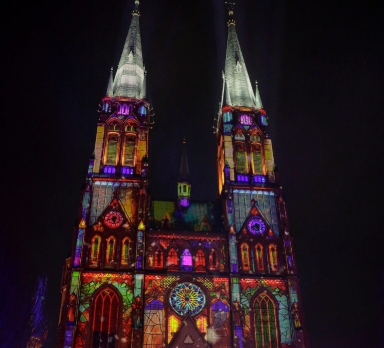 Rybnickie Betlejem – Śląsko Wilijo to wyjątkowe świąteczne widowisko teatralno-muzyczne w Bazylice św. Antoniego w Rybniku. Koncert, śląskie pastorałki i wspólne kolędowanie – wstęp wolny.