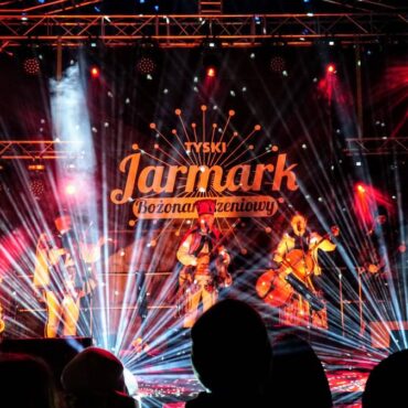 Sprawdź, co czeka Cię na Tyskim Jarmarku Bożonarodzeniowym 2025. Koncerty, kulinarne show Kuronia, animacje dla dzieci i lokalne produkty na placu Baczyńskiego w Tychach.