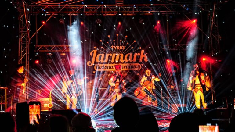 Sprawdź, co czeka Cię na Tyskim Jarmarku Bożonarodzeniowym 2025. Koncerty, kulinarne show Kuronia, animacje dla dzieci i lokalne produkty na placu Baczyńskiego w Tychach.