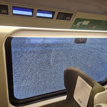 Zabrzańscy policjanci ustalają okoliczności incydentu na kolei. Uszkodzona szyba w Pendolino sprawiła, że pociąg relacji Gliwice-Gdynia został wycofany i odstawiony na stację początkową, gdzie przeprowadzano szczegółowe oględziny.