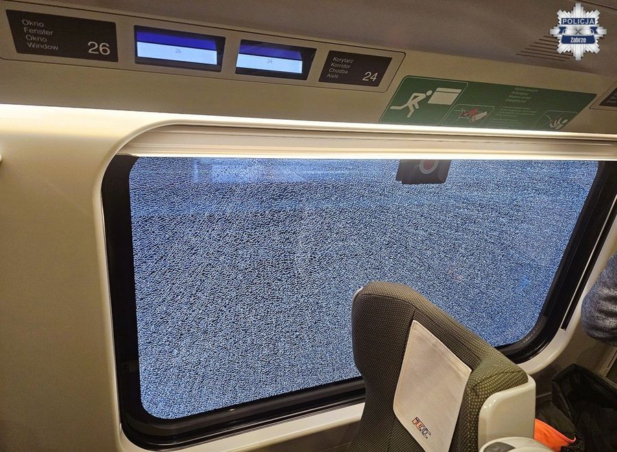 Zabrzańscy policjanci ustalają okoliczności incydentu na kolei. Uszkodzona szyba w Pendolino sprawiła, że pociąg relacji Gliwice-Gdynia został wycofany i odstawiony na stację początkową, gdzie przeprowadzano szczegółowe oględziny.