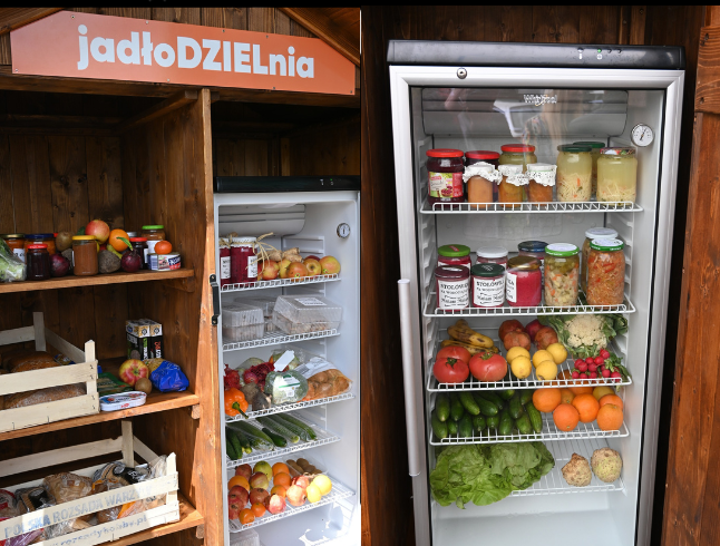 W Boże Narodzenie nie marnuj jedzenia – skorzystaj z opcji, jaką daje lodówka społeczna w Rybniku. Sprawdź, gdzie można zostawić potrawy i produkty dla potrzebujących.